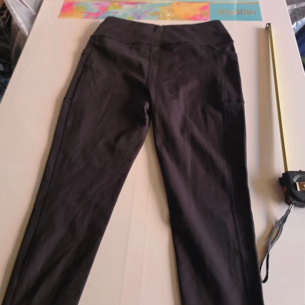 Black High Waisted Athletic Leggings with Side Pockets Size Medium 8 13588
